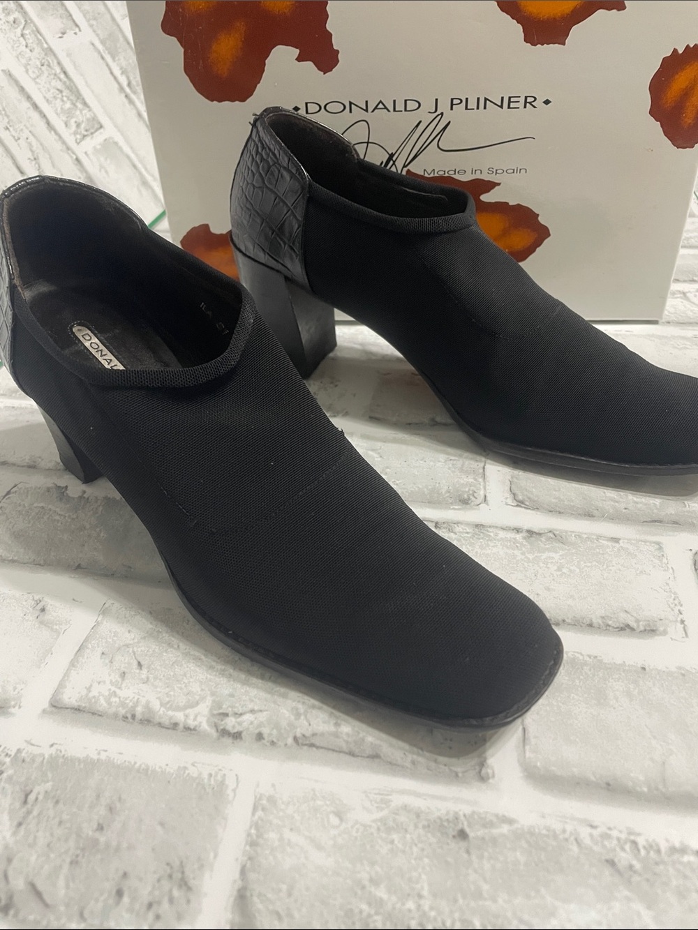 Donald J. Pliner Black Stretch Slip-On Block Heel Shoes size 9.5. Preowned. Kogi